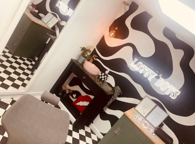Thank you so much for the for the pics @lottydots Your new studio is looking 👌 
#customneonsign #customledneon #glowwormneon